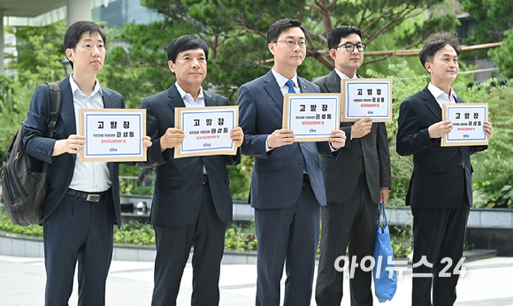 더불어민주당 이성윤&middot;장경태 의원, 박창민 부대변인, 김규현 변호사가 27일 국민의힘 권성동 의원을 정치자금법 위반 등 혐의로 고발장을 제출하기 위해 서울 종로구에 마련된 김건희 특검팀 사무실로 들어서며 취재진에게 관련 설명을 하고 있다. [사진=곽영래 기자]