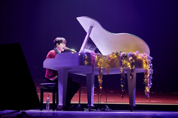 가수 이찬원이 수원 콘서트에서 팬들을 만나고 있다. [사진=대박기획]