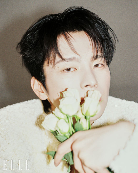 배우 서인국이 화보 촬영에서 포즈를 취하고 있다. [사진=엘르코리아]