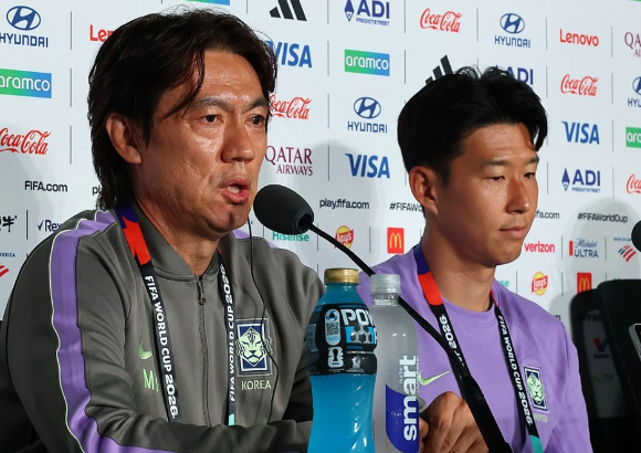 12일 오전(한국시간) 멕시코시티에서 열린 멕시코 대 남아프리카공화국 월드컵 A조 조별리그 경기 도중, 브라질 출신의 윌턴 삼파이오 주심이 멕시코의 세사르 몬테스에게 레드카드를 꺼내자 멕시코 선수들이 항의하고 있다. [사진=AP/연합뉴스]