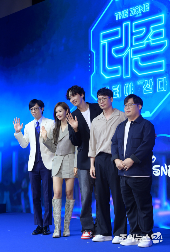 (왼쪽부터)유재석-권유리-이광수-조효진 PD-김동진 PD가 6일 오전 서울 중구 소공동 웨스틴 조선 호텔 그랜드볼룸에서 열린 디즈니+ 오리지널 예능 '더 존: 버텨야 산다' 제작발표회에서 포토타임을 갖고 있다. [사진=정소희 기자]