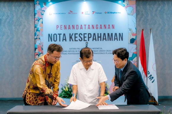 GC녹십자가 지난 6월 인도네시아 적십자 및 현지 제약사 '트리만'과 인도네시아 혈액제제 플랜트 사업 관련 업무협약을 체결했다. (사진 왼쪽부터) 제임스(James) 트리만 제약 대표, 유수프 칼라(Jusuf Kalla) 인도네시아 적십자 총재, 윤영준 GC녹십자 글로벌사업본부 유닛장.