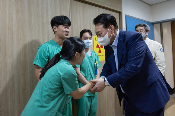 윤석열 대통령이 4일 경기도 가톨릭대학교 의정부성모병원 권역의료응급센터를 찾아 현장 점검 후 이동하며 야간 의료진과 인사 있다. 2024.09.04. [사진=대통령실]