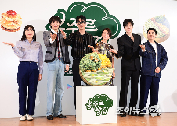 배우 이기택-차승원-김희애-김선호가 6일 오전 서울 중구 명동 커뮤니티하우스마실에서 열린 쿠팡플레이 새 예능 '봉주르빵집' 제작발표회에 참석하고 있다. [사진=정소희 기자]