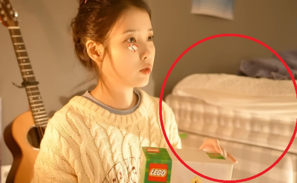 가수 아이유가 유튜브 영상에서 공개한 방에 해스텐스 침대가 놓여 있다. [사진=아이유 유튜브]