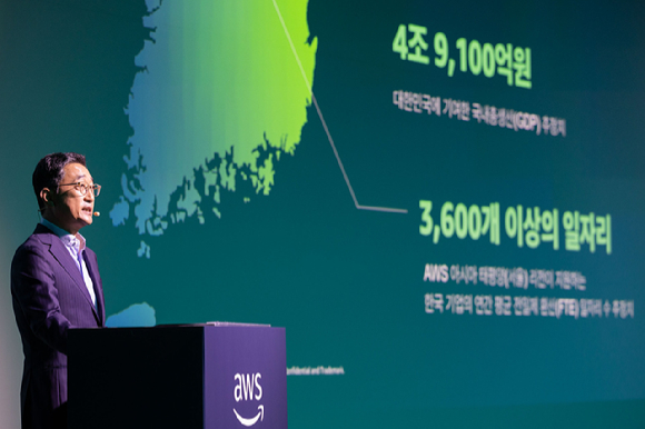 함기호 AWS 한국지사장은 11일 서울 강남구 코엑스 그랜드볼룸에서 열린 'AWS 인더스트리위크 2023' 기조연설을 하고 있다. [사진=AWS코리아]