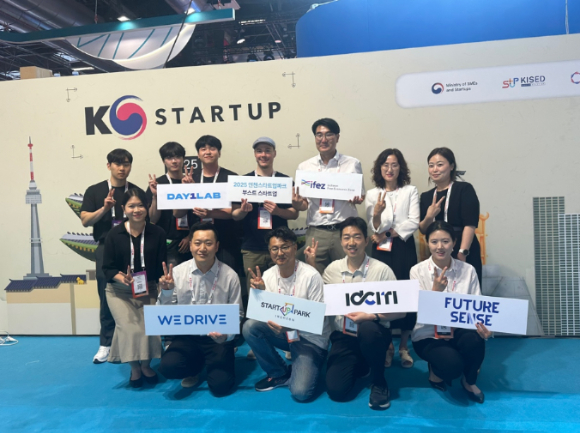 지난 11일~14일 프랑스 파리 비바테크놀로지 2025(비바테크)에 참가한 인천 지역 스타트업 5개사 관계자들이 기념 촬영을 하고 있다. [사진=인천경제청]