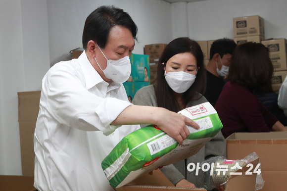 윤석열 국민의힘 대선후보가 15일 오후 서울 성동구 한국가온한부모복지협회를 찾아 한부모가정에게 보낼 물품을 포장하고 있다. [사진=국회사진취재단]