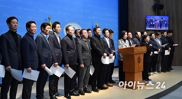 국민의힘 의원들이 3일 서울 여의도 국회 소통관에서 대구&middot;경북 통합 관련 기자회견을 하고 있다. [사진=곽영래 기자]