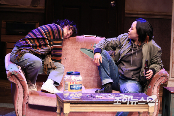 배우 문근영, 김단이가 19일 오후 서울 종로구 동숭동 대학로티오엠에서 진행된 연극 '오펀스' 프레스콜에 참석해 열연을 펼치고 있다. [사진=문수지 기자]