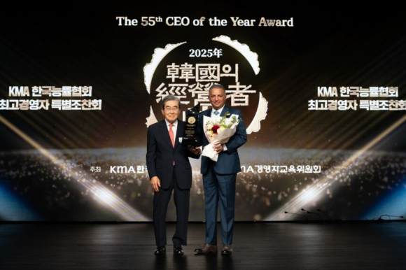 안와르 알 히즈아지에쓰오일(S-OIL) 최고경영자(CEO)가 23일 '제55회 한국의 경영자상'을 수상했다. 안와르 알 히즈아지 에쓰오일 CEO(오른쪽)와 이봉서 한국능률협회장. [사진=에쓰오일]