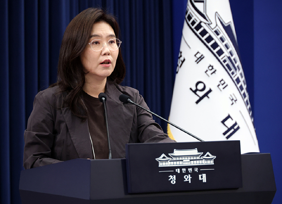 강유정 수석대변인이 17일 청와대 기자회견장에서 국정 목표 관련 브리핑을 하고 있다. 2026.5.17 [사진=연합뉴스]
