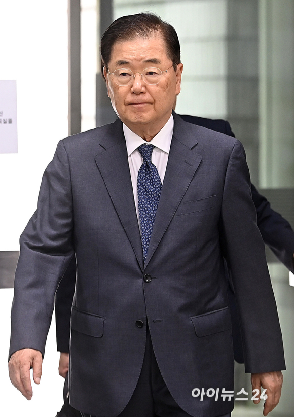 사드 기밀 유출 혐의 등을 받는 정의용 전 국가안보실장이 22일 오전 서울 서초구 서울중앙지방법원에서 열린 1심 속행 공판에 출석하고 있다. [사진=곽영래 기자]