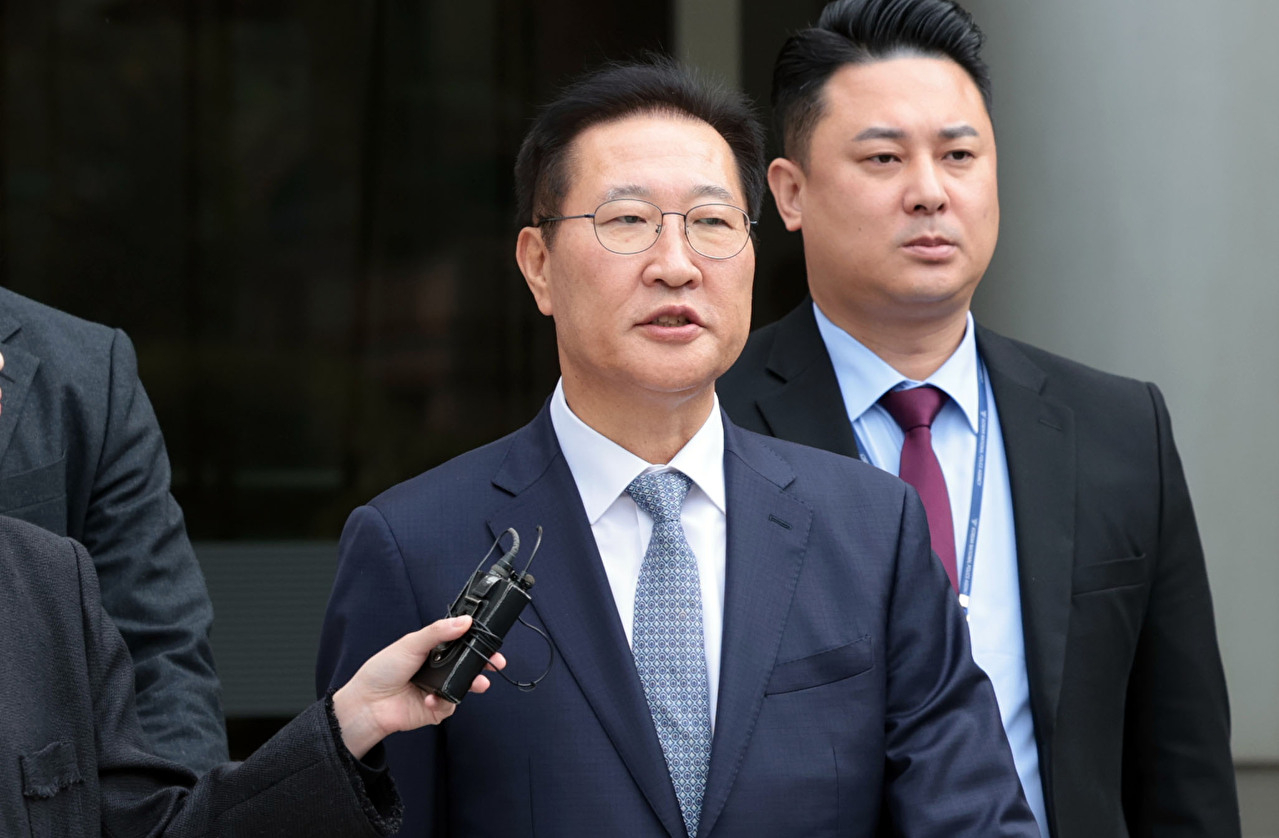 윤석열 전 대통령의 12·3 비상계엄 선포를 방조·가담한 혐의를 받는 박성재 전 법무부 장관이 14일 구속 전 피의자 심문(영장실질심사)을 마치고 서울 서초구 서울중앙지방법원을 나서고 있다. 2025.10.14 [사진=연합뉴스]