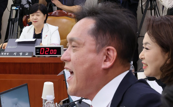 15일 국회 법제사법위원회에서 열린 김승원 법무부 장관 후보자에 대한 인사청문회에서 국민의힘 김태규 의원이 서영교 위원장의 의사진행에 항의하고 있다. 2026.9.15 [사진=연합뉴스]