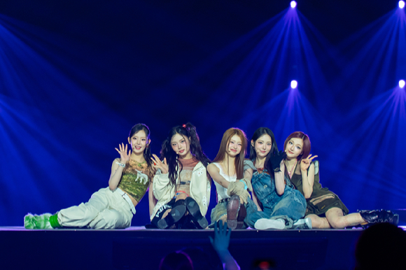 그룹 키키가 지난 11일 일본 지바현 마쿠하리 멧세에서 개최된 '케이콘 재팬 2025(KCON JAPAN 2025)' 엠카운트다운 무대에서 열띤 공연을 펼치고 있다. [사진=CJ ENM]