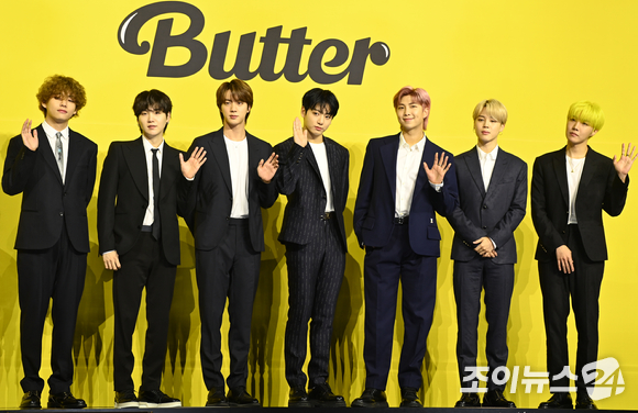 방탄소년단(BTS) 새 디지털 싱글 'Butter' 발매 기념 글로벌 기자간담회가 오후 서울 송파구 방이동 올림픽공원 올림픽홀에서 열렸다. 방탄소년단이 포토타임을 갖고 있다. [사진=정소희 기자]
