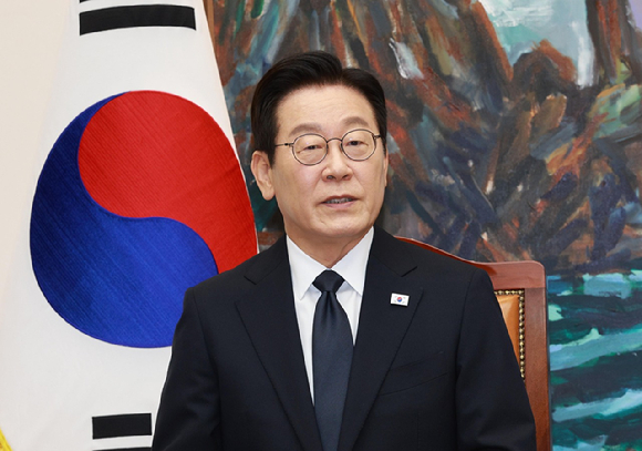 이재명 대통령이 4일 국회에서 내년도 정부 예산안 시정연설에 앞서 우원식 국회의장과 환담하고 있다. 2025.11.4 [사진=연합뉴스]