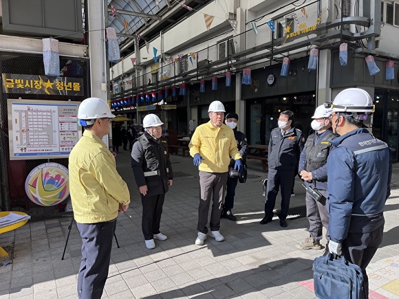 금산군 설 명절 대비 전통시장 특별 안전점검 모습[사진=금산군]