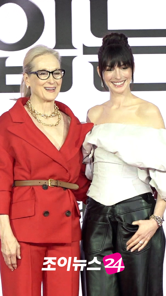 배우 메릴 스트립, 앤 해서웨이가 지난 8일 오전 서울 종로구 포시즌스 호텔 서울에서 열린 영화 '악마는 프라다를 입는다 2' 내한 기자간담회에 참석해 포즈를 취하고 있다. [사진=문수지 기자]