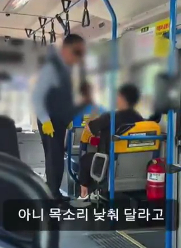 버스 기사와 싸우는 아줌마 영상. 온라인 커뮤니티 '보배드림' 캡처. [영상=보배드림]