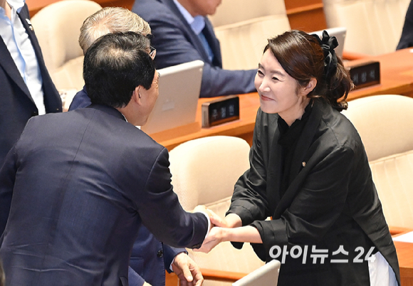 강선우 더불어민주당 의원이 5일 오후 서울 여의도 국회 본회의에서 방송법 일부개정법률안(대한)에 대한 무제한토론 종결동의의 건에 대해 투표 후 의원들과 인사하고 있다. [사진=곽영래 기자]