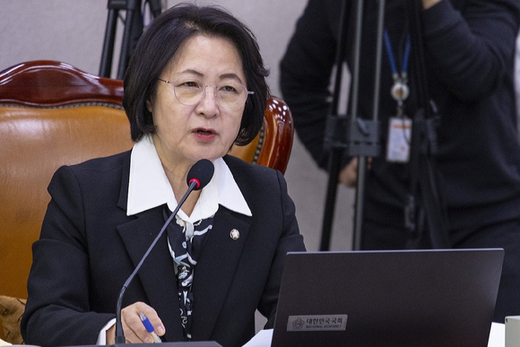 더불어민주당 제21대 대통령선거 경선에 나선 김동연 예비후보가 지난해 4월 23일 오후 서울 여의도 오마이TV 스튜디오에서 열린 오마이TV 초청 토론회에서 모두발언을 하고 있다. [사진=국회사진취재단]