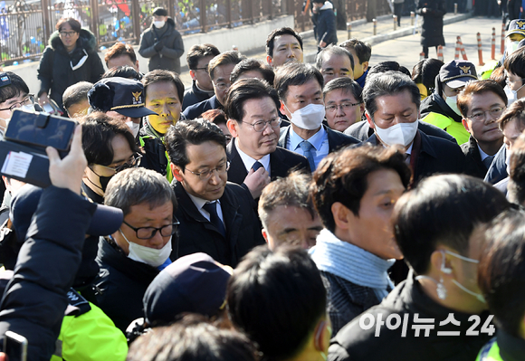 '성남FC 불법후원금 의혹'을 받고 있는 이재명 더불어민주당 대표가 10일 오전 경기도 성남시 수원지방검찰청 성남지청에 출석하고 있다. [사진=사진공동취재단]