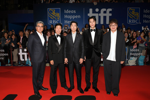 '암살자(들)' 주역들이 제51회 토론토국제영화제(Toronto International Film Festival)에서 포즈를 취하고 있다. [사진=Sonia Recchia/Getty Images]