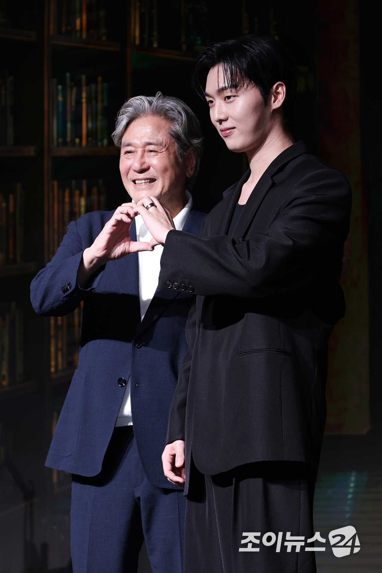 배우 최민식, 최현욱이 24일 오전 서울 마포구 호텔 나루 서울 엠갤러리에서 진행된 넷플릭스 시리즈 '맨 끝줄 소년' 제작발표회에 참석해 포즈를 취하고 있다. [사진=문수지 기자]