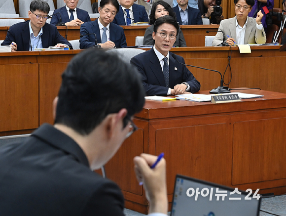김민석 국무총리 후보자가 24일 서울 여의도 국회에서 열린 국무총리(김민석) 임명동의안 심사를 위한 인사청문회에서 주진우 국민의힘 의원 질의에 답변하고 있다. [사진=곽영래 기자]