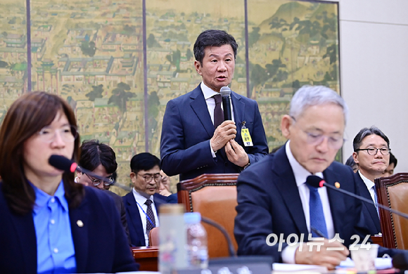 정몽규 대한축구협회장이 24일 오후 서울 여의도 국회 문화체육관광위원회 문화체육관광부 및 국가유산청 및 소속기관 산하 공공기관 및 유관기관종합 국정감사에서 의원 질의에 답변하고 있다. [사진=곽영래 기자]