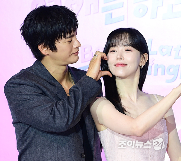 배우 서인국과 강한나가 3일 오전 서울 용산구 CGV 용산아이파크몰에서 열린 넷플릭스 새 연애 리얼리티 예능 '모태솔로지만 연애는 하고 싶어' 제작발표회에 참석하고 있다. [사진=정소희 기자]