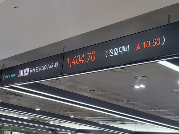 22일 서울외환시장에서 원·달러 환율이 1400원을 넘어섰다. 사진은 하나은행 딜링룸. [사진=박은경 기자]