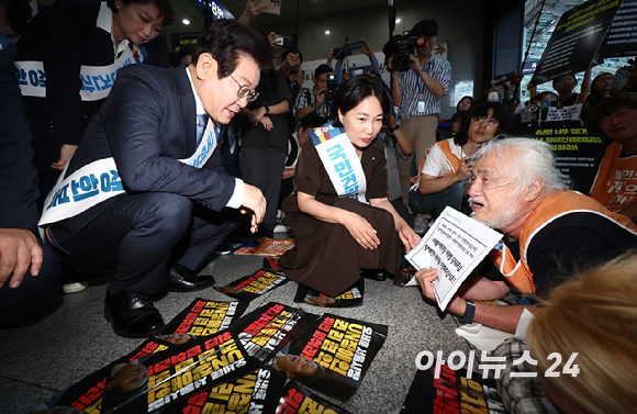 이재명 더불어민주당 대표가 13일 오전 서울 용산구 용산역에서 추석 귀성인사를 하던 도중 박경석 전국장애인차별철폐연대(전장연) 대표의 7대 장애인권리입법 제정 호소를 듣고 있다. [사진=곽영래 기자]