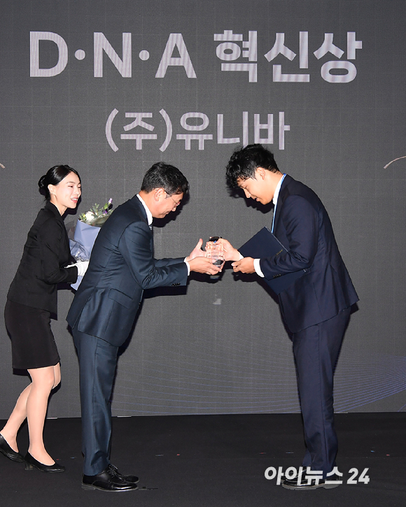 종합경제미디어 아이뉴스24가 23일 서울 영등포구 여의도동 FKI타워컨퍼런스센터에서 '아이포럼2025-지금은 인공지능 대전환(AX):AI 3대 강국 어떻게 만들 것인가' 컨퍼런스를 개최했다. 포럼에 앞서 '제6회 아이뉴스24 D&middot;N&middot;A 혁신상 시상식'이 열린 가운데 유니바 남명진 대표가 D&middot;N&middot;A 혁신상(정보통신산업진흥원원장상)을 수상하고 있다. 왼쪽은 시상자로 나선 김득중 정보통신산업진흥원 부원장. [사진=곽영래 기자]
