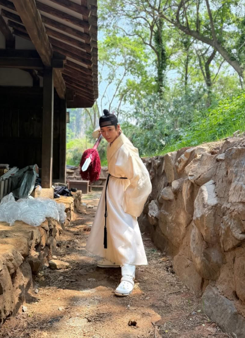 배우 박지훈 소속사가 영화 '왕과 사는 남자' 900만 돌파를 기념해 촬영장 비하인드 사진을 공개했다. [사진=YY엔터테인먼트 인스타그램 ]