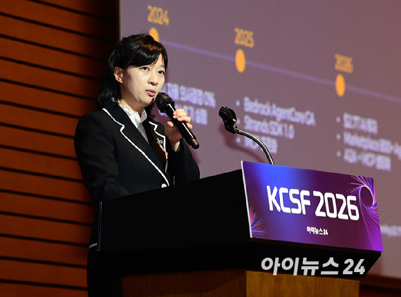 클라우드 기술과 소프트웨어 산업의 변화 흐름을 조망하는 '대한민국 클라우드/SaaS 포럼 2026'이 29일 서울 영등포구 여의도 FKI타워에서 열렸다. 오순영 아마존웹서비스 수석 솔루션즈 아키텍트가 'Agentic Nexus: 연결된 지능이 기업의 행동이 되는 순간'을 주제로 강연을 하고 있다. [사진=정소희 기자]
