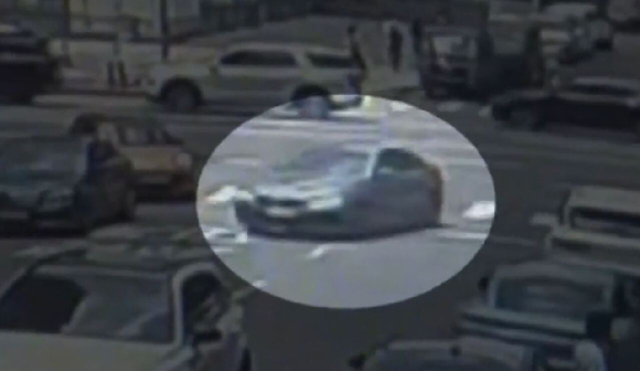 공황장애 약을 복용한 뒤 차량을 몰아 '약물 운전' 혐의로 입건된 개그맨 이경규 씨가 사건 당일 여러 차례 사고를 낸 것으로 드러났다. 사진은 접촉사고 이후 차량에서 내린 이 씨가 차도로 걸어다니는 모습. [사진=MBN 보도화면 캡처]