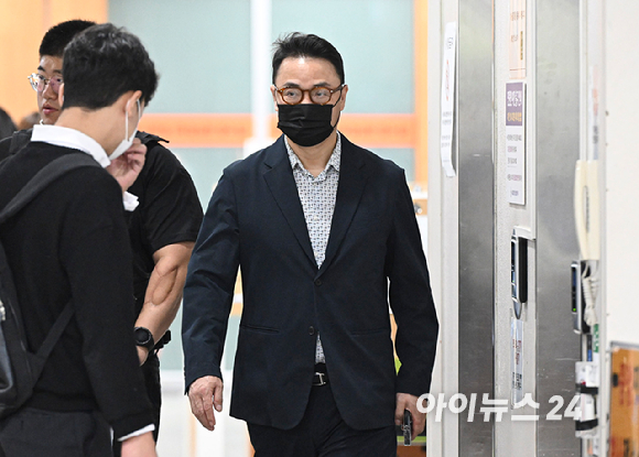 김건희 씨 오빠 김진우 씨가 15일 서울 서초구 서울중앙지방법원에서 열린 양평 공흥지구 의혹 관련 공판에 출석하고 있다. [사진=사진공동취재단]
