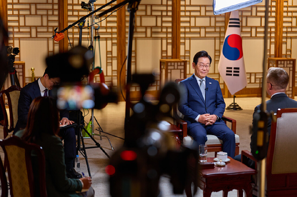 이재명 대통령이 22일 용산 대통령실 자유홀에서 CNN과 인터뷰를 하고 있다. [사진=대통령실]