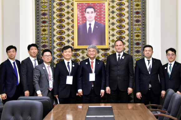 정원주 대우건설 회장(사진 중앙)이 라힘 간디모프(Rahym Gandymov) 아쉬하바트 시장과 만나 기념 촬영을 하고 있다. [사진=대우건설]