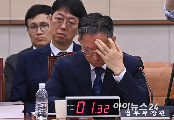 정성호 법무부 장관이 29일 서울 여의도 국회에서 열린 법제사법위원회 전체회의에서 자료를 살펴보고 있다. [사진=곽영래 기자]