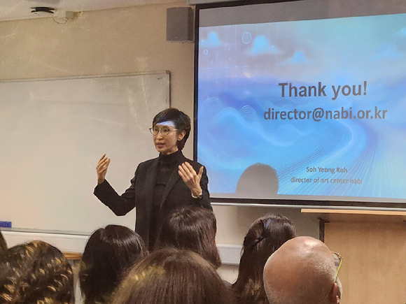 노소영 아트센터 나비 관장이 24일(현지시간) 영국 런던 케임브리지대 아시아&middot;중동학부에서 강연하고 있다. 2025.10.24. [사진=연합뉴스]