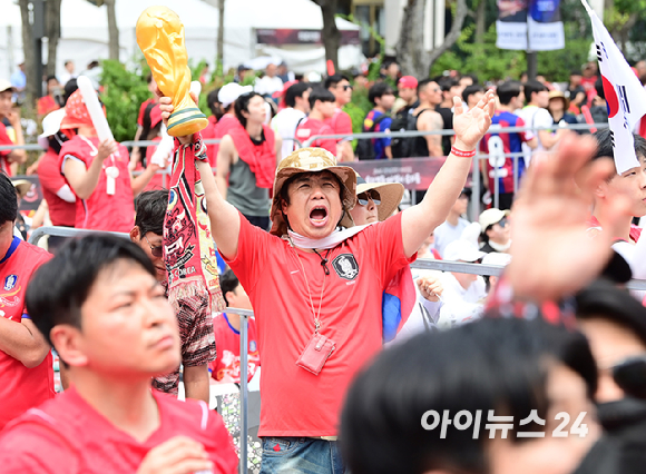 2026 북중미 월드컵 조별리그 A조 2차전 대한민국 대 멕시코의 경기가 0-1 한국의 패배로 끝났다. 19일 서울 종로구 광화문광장에 거리응원을 나선 시민들이 모습들. [사진=정소희 기자]