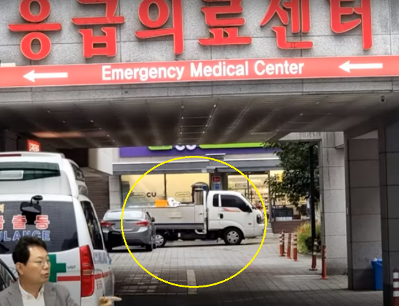 지난 15일 오후 1시쯤 충북 제천시에 있는 한 종합병원 앞 진출로에는 화물차가 틀어막는 일이 발생했다. 이 화물차가 막아서는 바람에 구급차들은 환자를 내려준 뒤 후진으로 병원을 빠져나간 것으로 전해졌다. [사진=유튜브 '한문철TV']