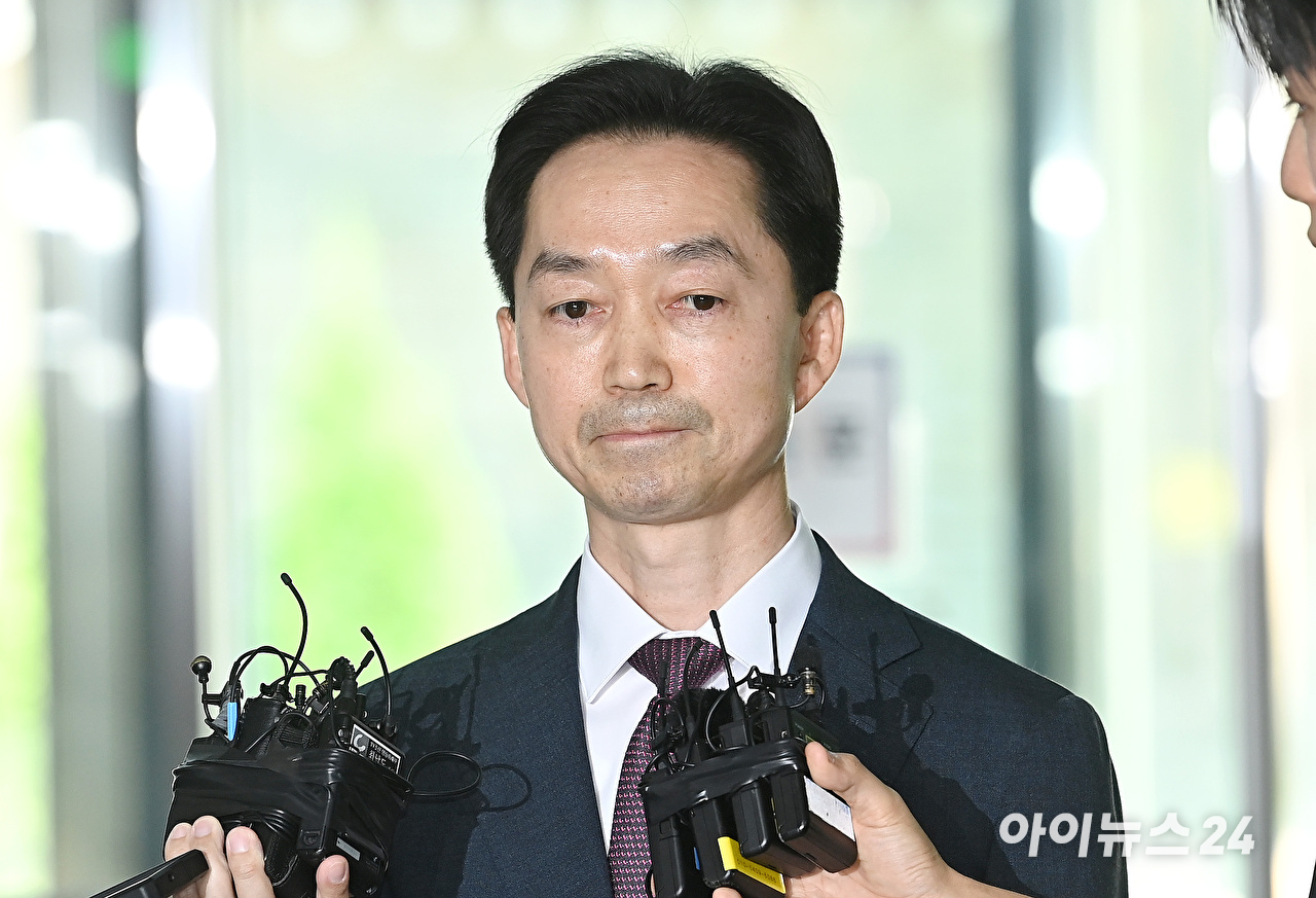 김지용 중대범죄수사청장 후보자가 지난 8일 오후 서울 종로구 정부서울청사 창성동 별관에 마련된 인사청문회 준비단 사무실로 첫 출근하고 있다. [사진=곽영래 기자]