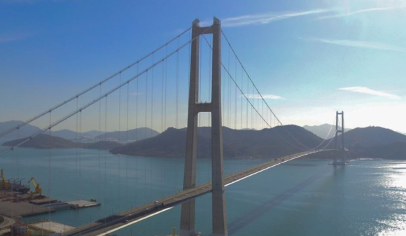 전라남도 광양 이순신대교에서 총중량 30t의 트레일러가 갓길의 차량을 추돌해 2명이 사망하는 사고가 발생했다. 사진은 이순신대교 전경. [사진=연합뉴스]