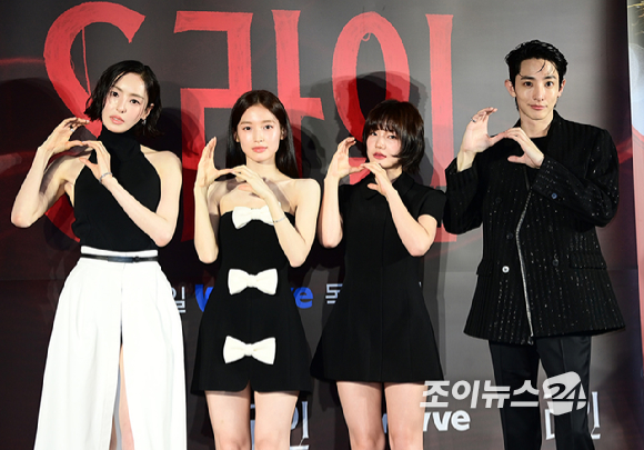 배우 이다희-아린-이은샘-이수혁이 7일 오후 서울 CGV 용산아이파크몰에서 열린 웨이브 오리지널 드라마 'S라인' 제작발표회에 참석하고 있다. [사진=정소희 기자]