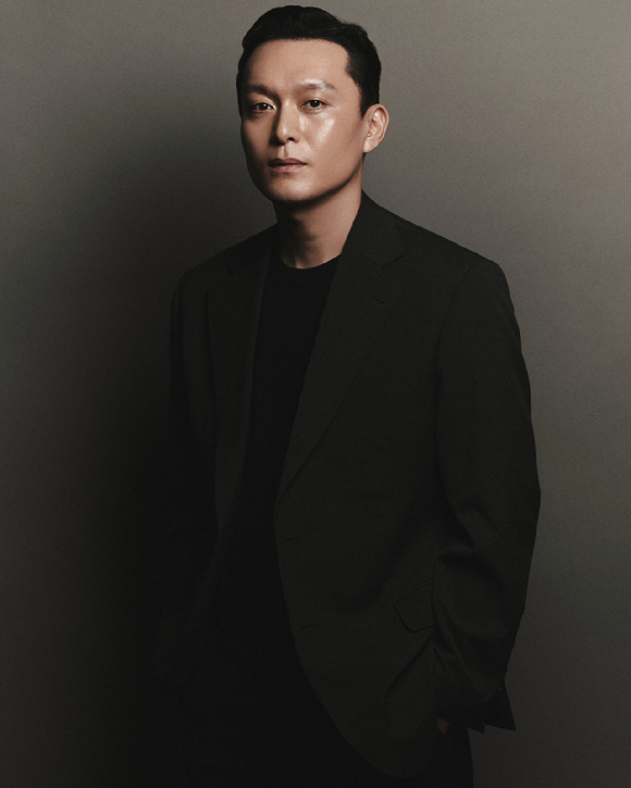 최성은 감독이 넷플릭스 시리즈 '광장' 인터뷰에 앞서 포즈를 취하고 있다. [사진=넷플릭스]